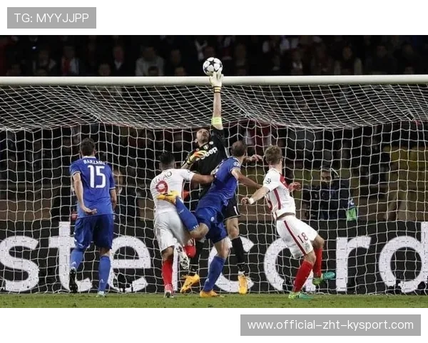 足球门将用脚救球惊呆全场 足球门将用脚救球惊呆全场