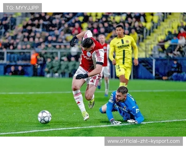 弗拉霍维奇禁区前倚住后卫转身抽射，皮球擦着立柱飞出底线